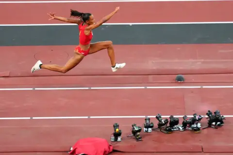 Ana Peleteiro en pleno salto, con la mirada fija en el objetivo.
