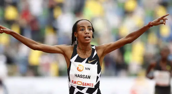 Sifan Hassan cruza la meta con los brazos en alto, celebrando su victoria en los Fiko Games.