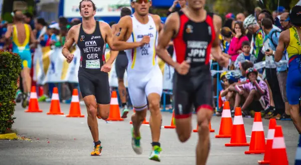 Atletas compiten en una carrera de marcha, con el dorsal "HETTICH GER" visible.