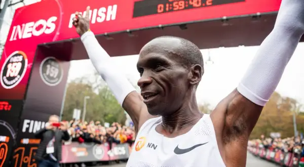 Eliud Kipchoge celebra su histórica marca en el maratón, cruzando la meta en 1:59:40.2.