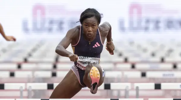 Atleta supera vallas en carrera de 110 metros.