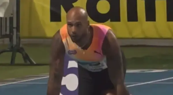Atleta listo para salir en busca del récord mundial 100 metros lisos.