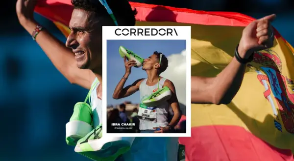 Ibrahim Chakir, corredor español, besa sus zapatillas verdes tras ganar una carrera, envuelto en la bandera de España.