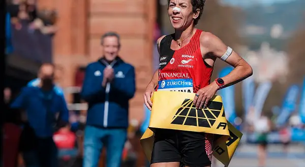 Carolina Robles, sonriente y con una banda en la nariz, celebra su victoria en la maratón.