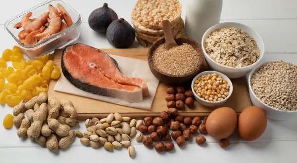 Salmón, camarones, huevos y frutos secos: alimentos ricos en carnitina para que sirve en tu energía.