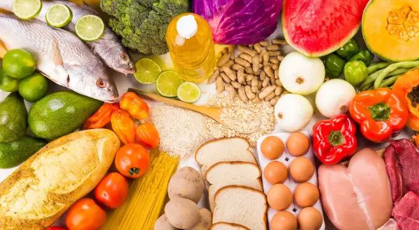 Variedad de alimentos: pescado, aguacates, huevos, carne, frutos secos, verduras y frutas. Una dieta rica en estos alimentos puede ayudar a mantener niveles saludables de testosterona.