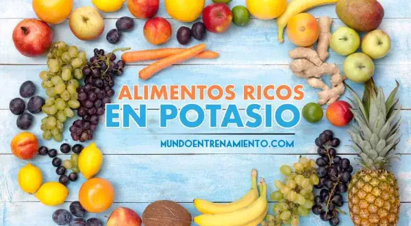 Frutas y verduras coloridas, como plátanos, naranjas, uvas y zanahorias, forman parte de los 10 alimentos ricos en potasio.