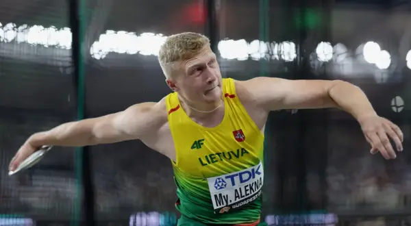 Mykolas Alekna, atleta lituano, en plena acción lanzando el disco.