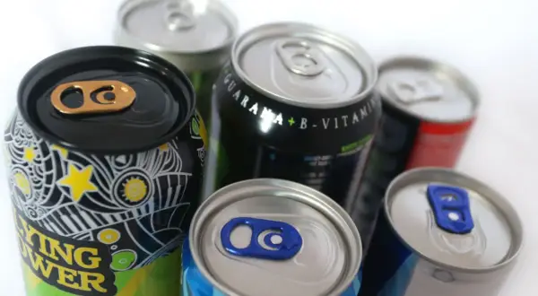 Latas de bebidas energéticas. La taurina es mala, pero estas latas prometen energía.