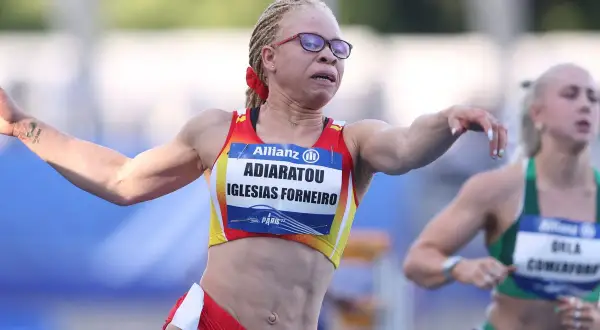 Adiaratou Iglesias compite con determinación, su rostro concentrado y sus brazos extendidos en la pista.