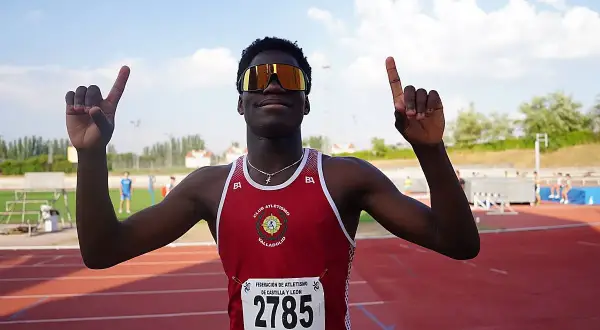 Atleta con gafas naranjas celebra en la pista, dorsal 2785. ¡Podría ser el nuevo récord de España 100 metros!