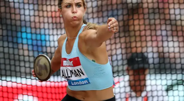 Valarie Allman, atleta de lanzamiento de disco, se prepara para lanzar.