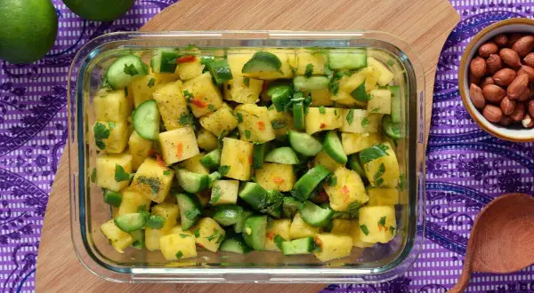 Ensalada de piña y pepino, ideal para la cena. Descubre los beneficios de cenar pepino con esta refrescante receta.