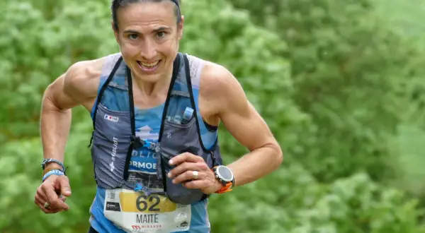 Maite Maiora, atleta de trail running, corre con determinación. Su número 62 es visible en su dorsal.