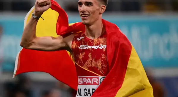 Mario García Romo celebra con la bandera de España, victorioso tras una carrera.
