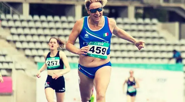 Valentina Petrillo compite en una carrera de atletismo, con el dorsal 459, mostrando determinación y fuerza en la pista.