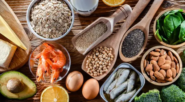 Variedad de alimentos ricos en calcio: avena, leche, queso, camarones, huevos, aguacate, naranjas, espinacas, almendras, sardinas, brócoli, semillas de chía y sésamo.