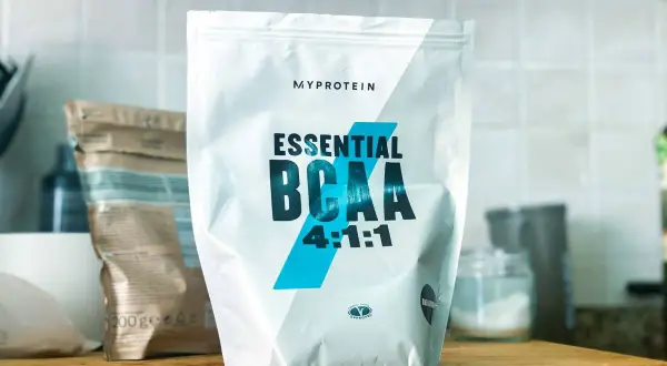 Bolsa de Essential BCAA de Myprotein. Descubre bcaa para que sirve en mujeres, ideal para recuperación muscular y energía.