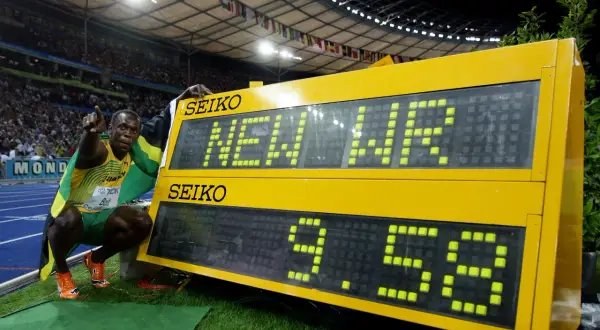 Usain Bolt celebra su récord mundial en 100 metros lisos, 9.58 segundos. ¡Las mejores marcas 100 metros lisos!