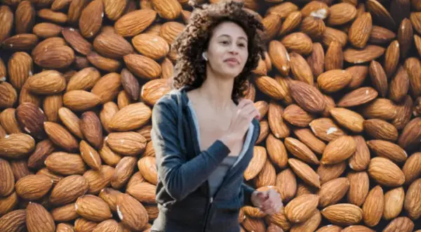 Mujer corriendo con fondo de almendras, descubriendo los 10 beneficios de la almendra para tu salud y energía.