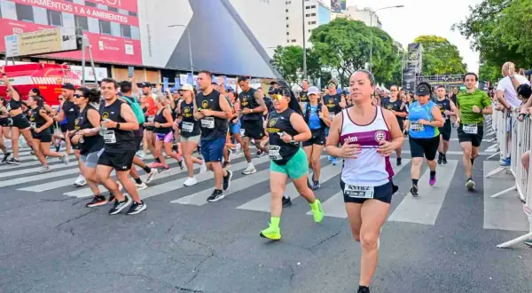 Corredores participan en una carrera urbana, ideal para tu rutina para empezar a correr.