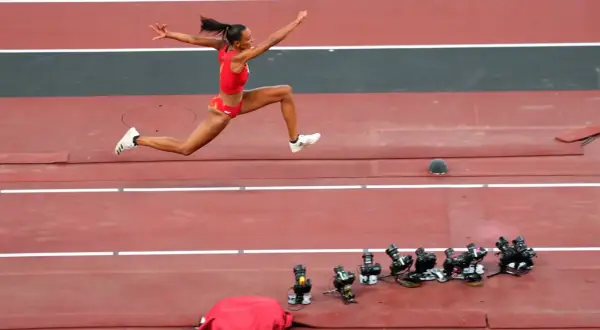 Ana Peleteiro en pleno salto, con la mirada fija en el objetivo.