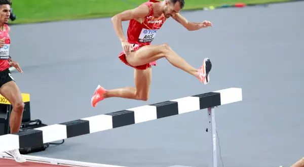Dani Arce, atleta español, salta un obstáculo en una carrera de atletismo.