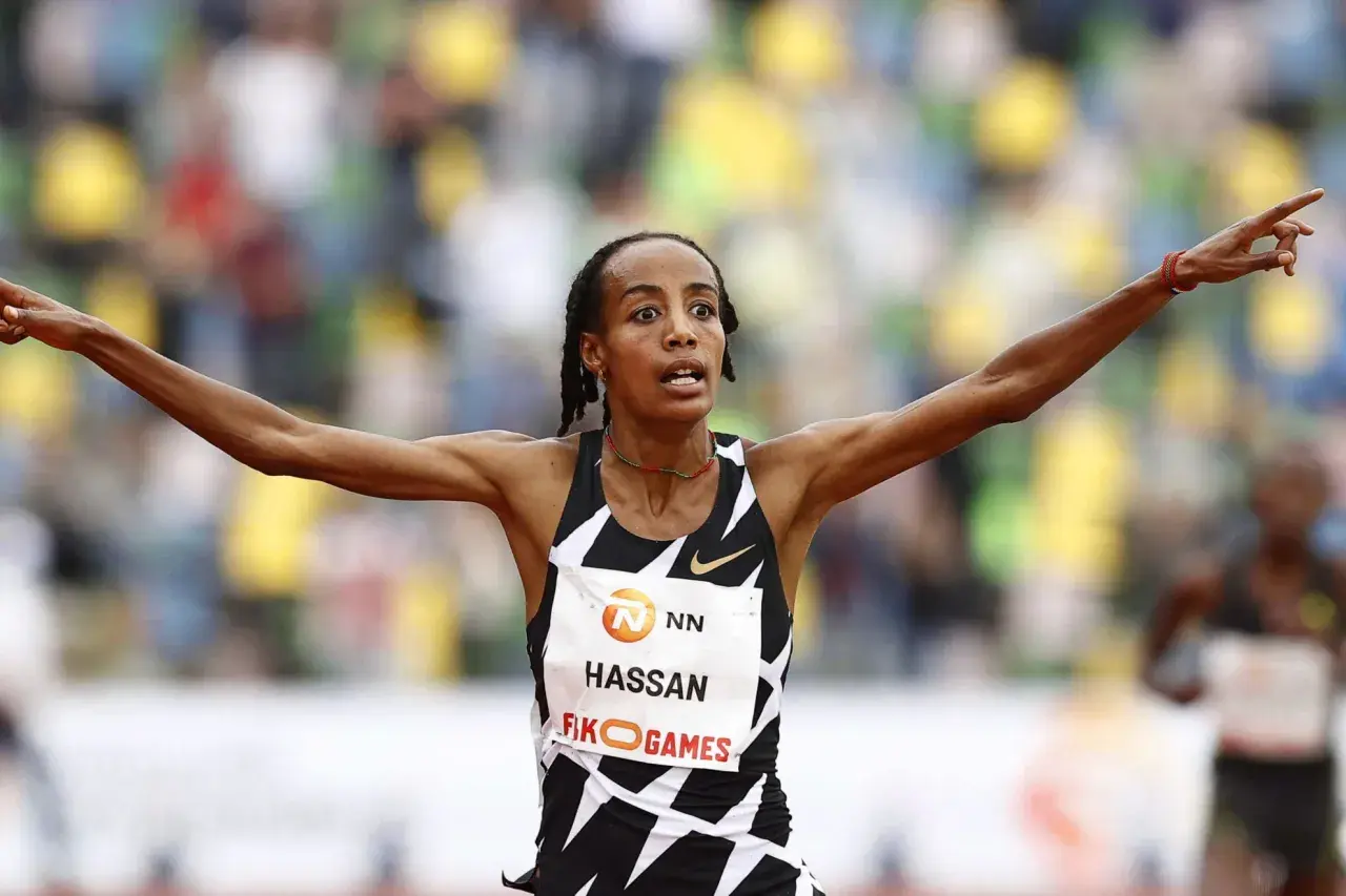 Sifan Hassan cruza la meta con los brazos en alto, celebrando su victoria en los Fiko Games.
