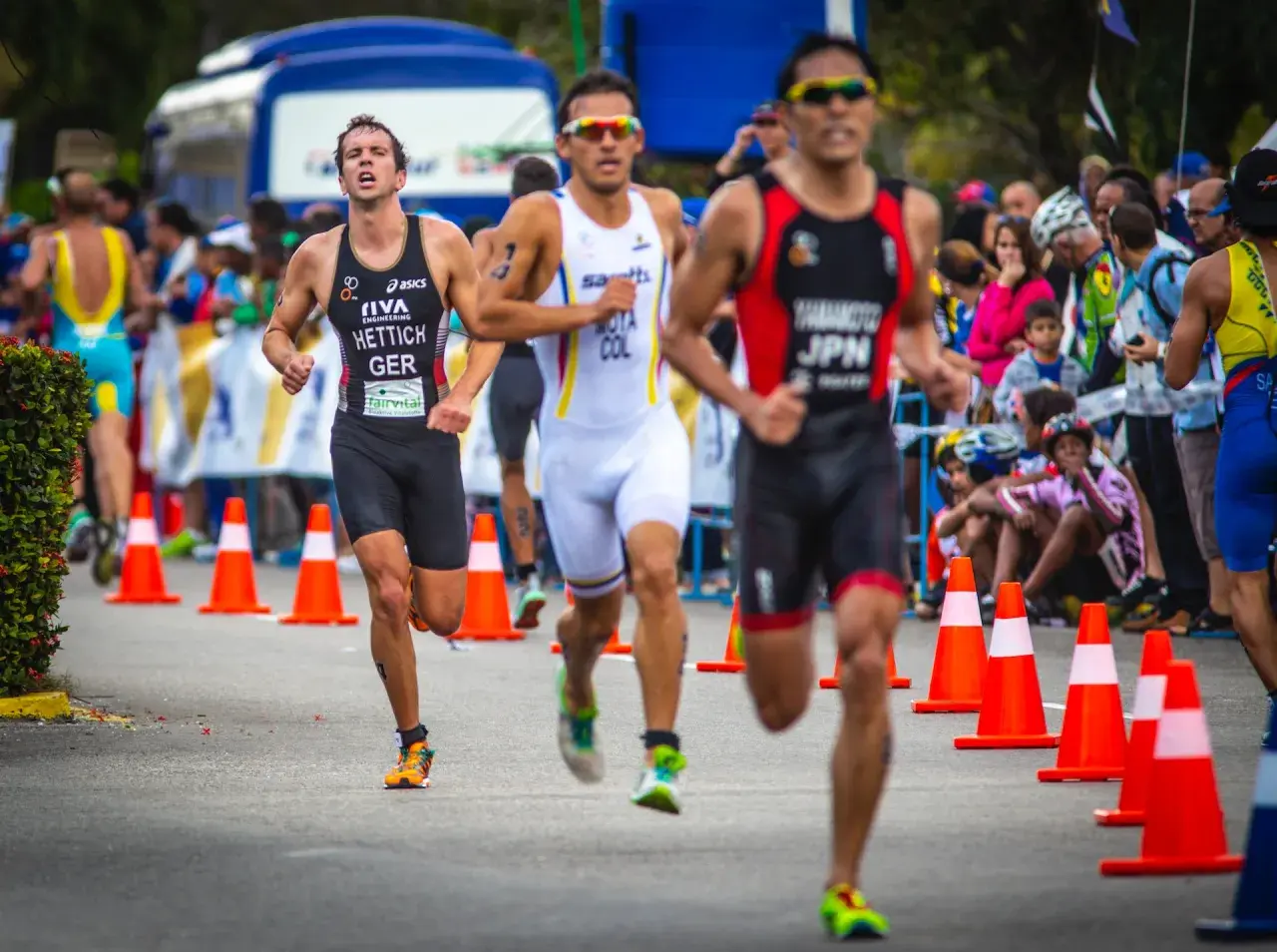 Atletas compiten en una carrera de marcha, con el dorsal "HETTICH GER" visible.