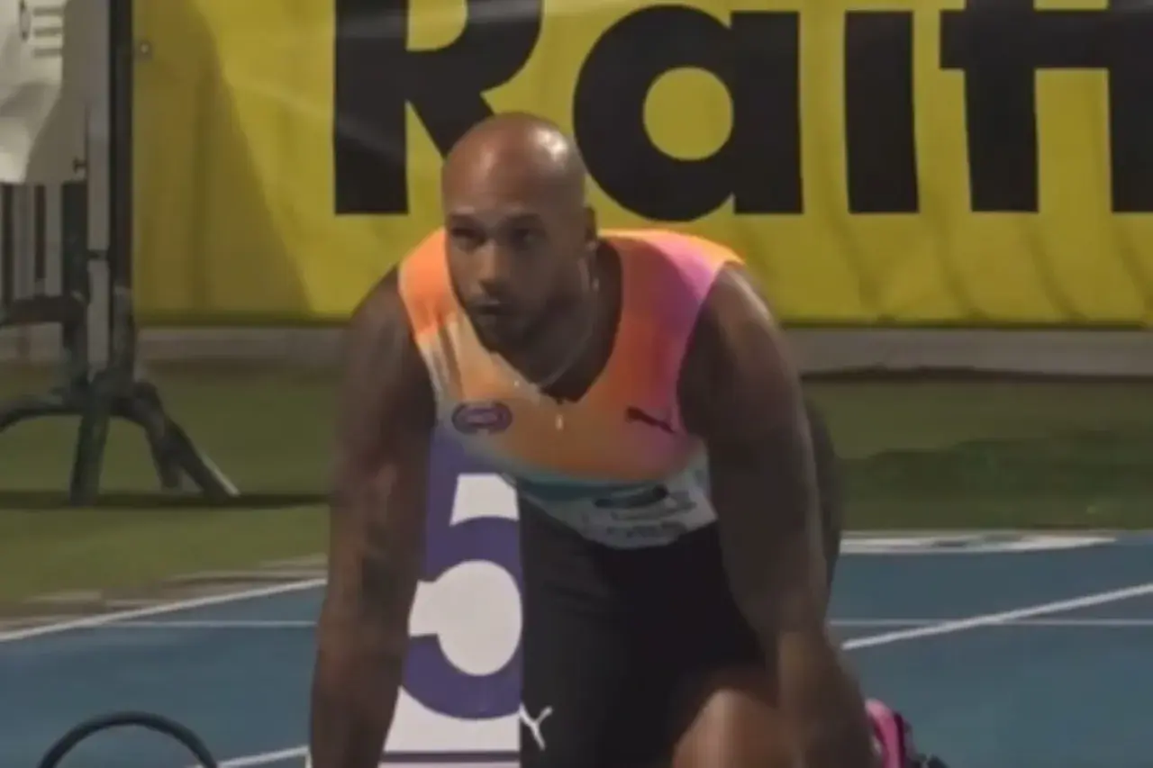 Atleta listo para salir en busca del récord mundial 100 metros lisos.