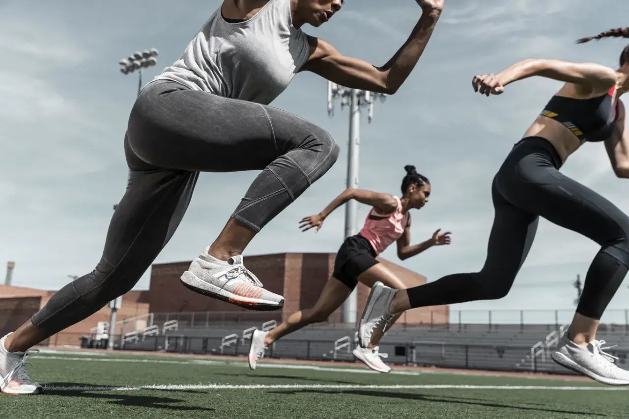 Tres mujeres compiten en una carrera, cada una dando lo mejor de sí para correr 10 km.