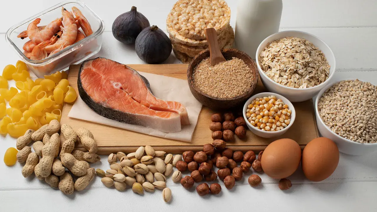 Salmón, camarones, huevos y frutos secos: alimentos ricos en carnitina para que sirve en tu energía.