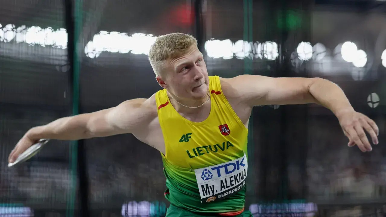 Mykolas Alekna, atleta lituano, en plena acción lanzando el disco.
