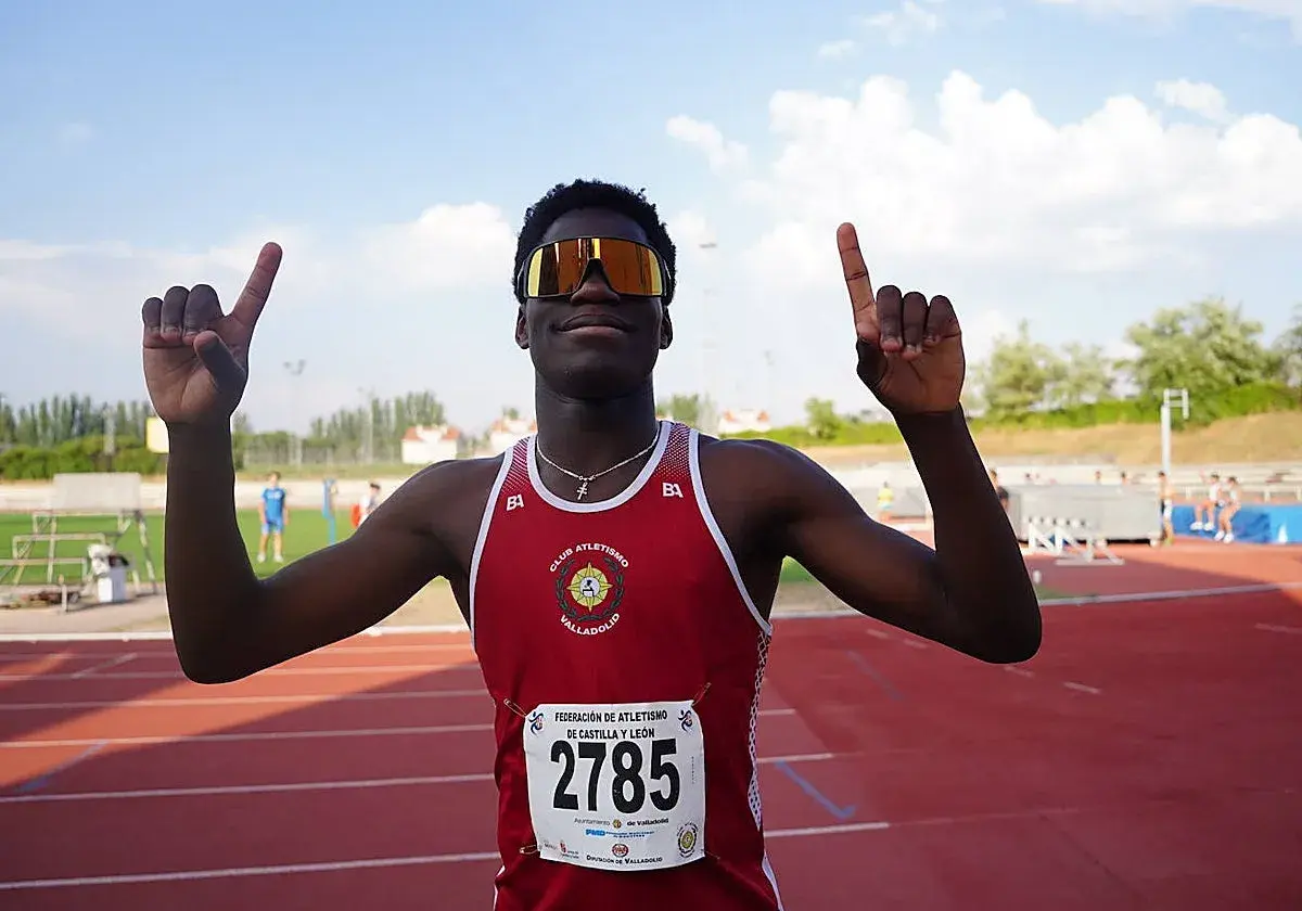 Atleta con gafas naranjas celebra en la pista, dorsal 2785. ¡Podría ser el nuevo récord de España 100 metros!