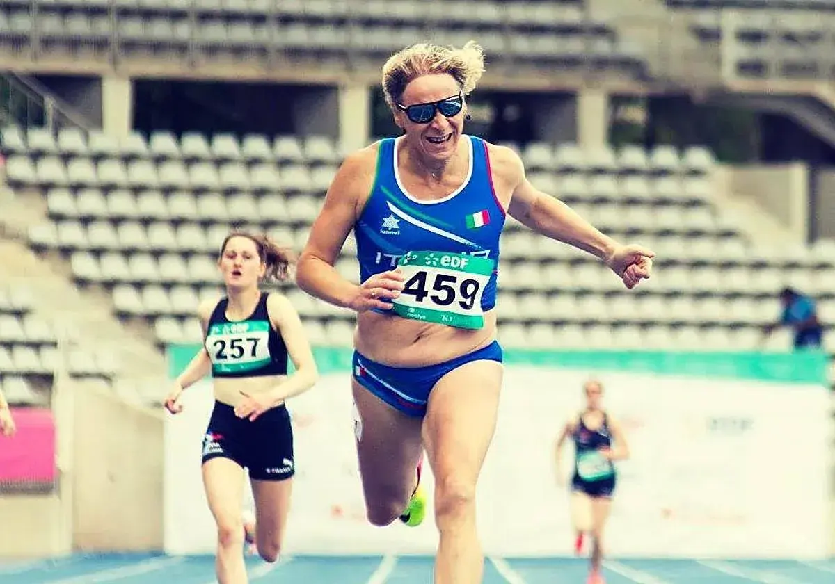 Valentina Petrillo compite en una carrera de atletismo, con el dorsal 459, mostrando determinación y fuerza en la pista.