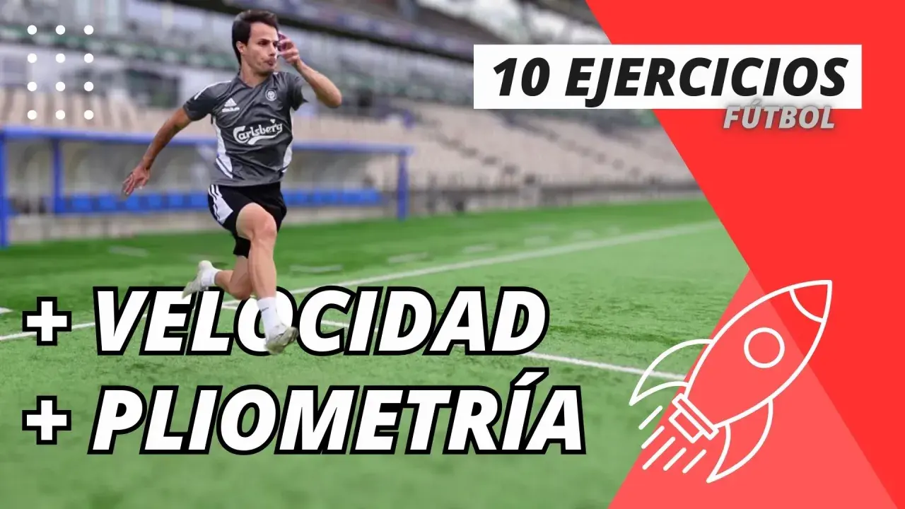 Futbolista entrenando en campo, enfocado en ejercicios de pliometría para aumentar velocidad. ¡Acelera tu juego!