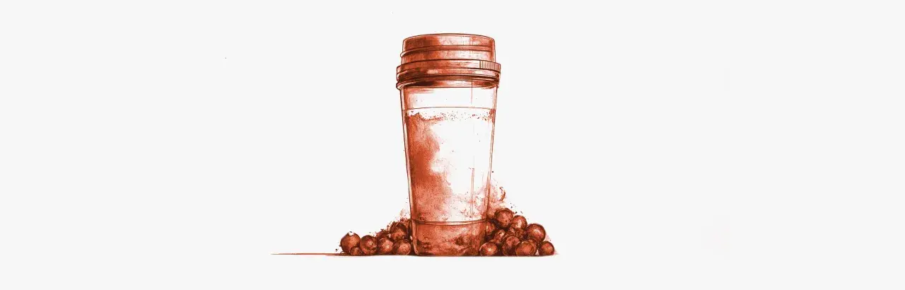 Un vaso con polvo y bayas, ideal para saber cuándo tomar BCAA y potenciar tu entrenamiento.