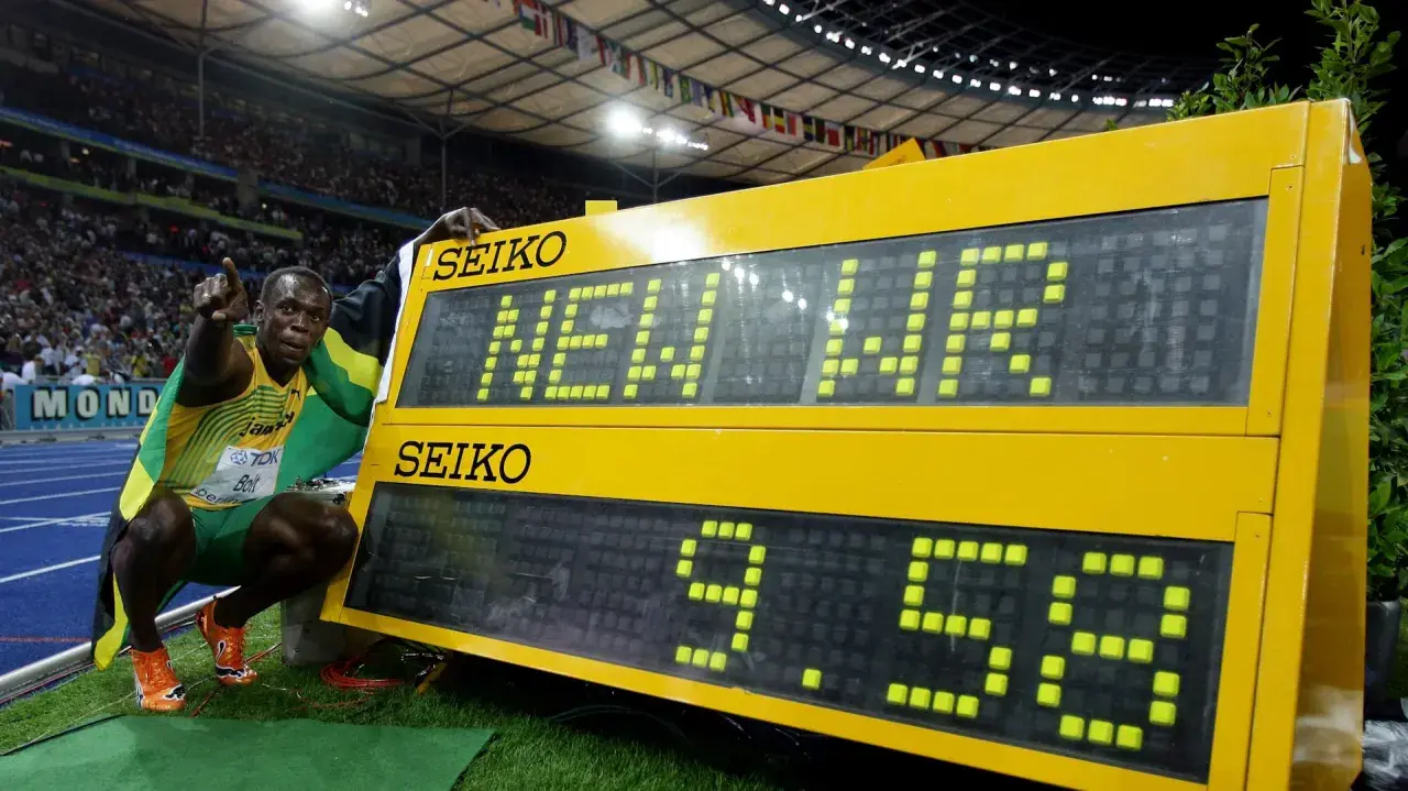 Usain Bolt celebra su récord mundial en 100 metros lisos, 9.58 segundos. ¡Las mejores marcas 100 metros lisos!