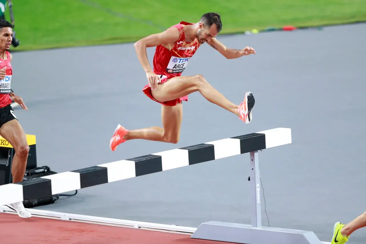 Dani Arce, atleta español, salta un obstáculo en una carrera de atletismo.