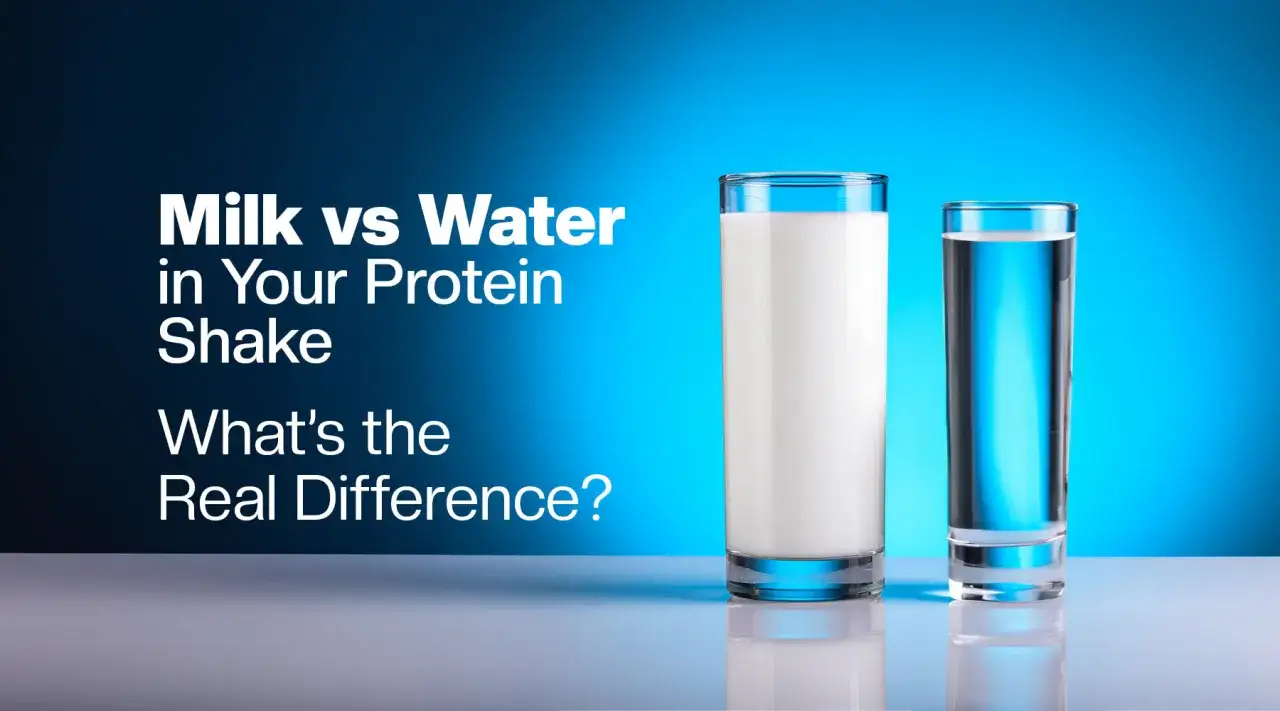 Dos vasos, uno con leche y otro con agua, comparando opciones para tu proteína.