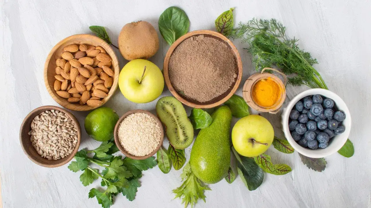 Frutas, verduras y semillas, fuentes de bioflavonoides que es. Almendras, arándanos, aguacate, kiwi, manzanas, lima, cúrcuma, semillas de sésamo y girasol.