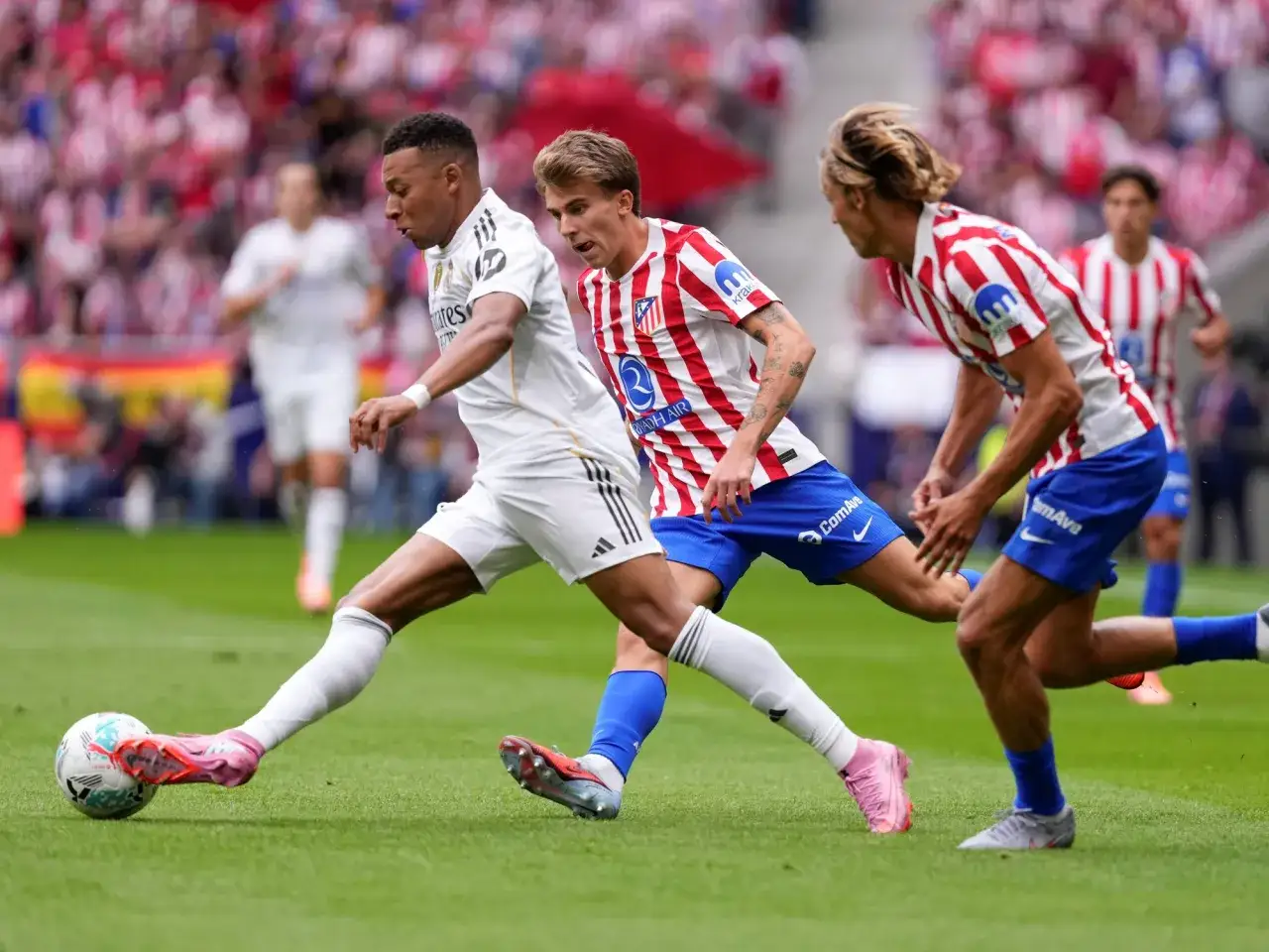 Futbolistas en acci&oacute;n, sus movimientos r&aacute;pidos y explosivos recuerdan a los ejercicios de pliometr&iacute;a.