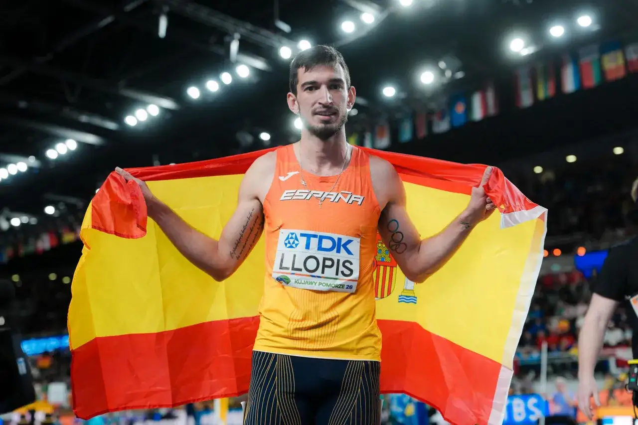 Llopis, atleta espa&ntilde;ol, celebra con la bandera de Espa&ntilde;a. Orgullo en el atletismo.