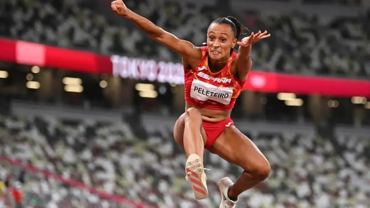 Ana Peleteiro en pleno salto, luciendo el uniforme de Espa&ntilde;a. Su concentraci&oacute;n es m&aacute;xima, buscando la mejor marca.