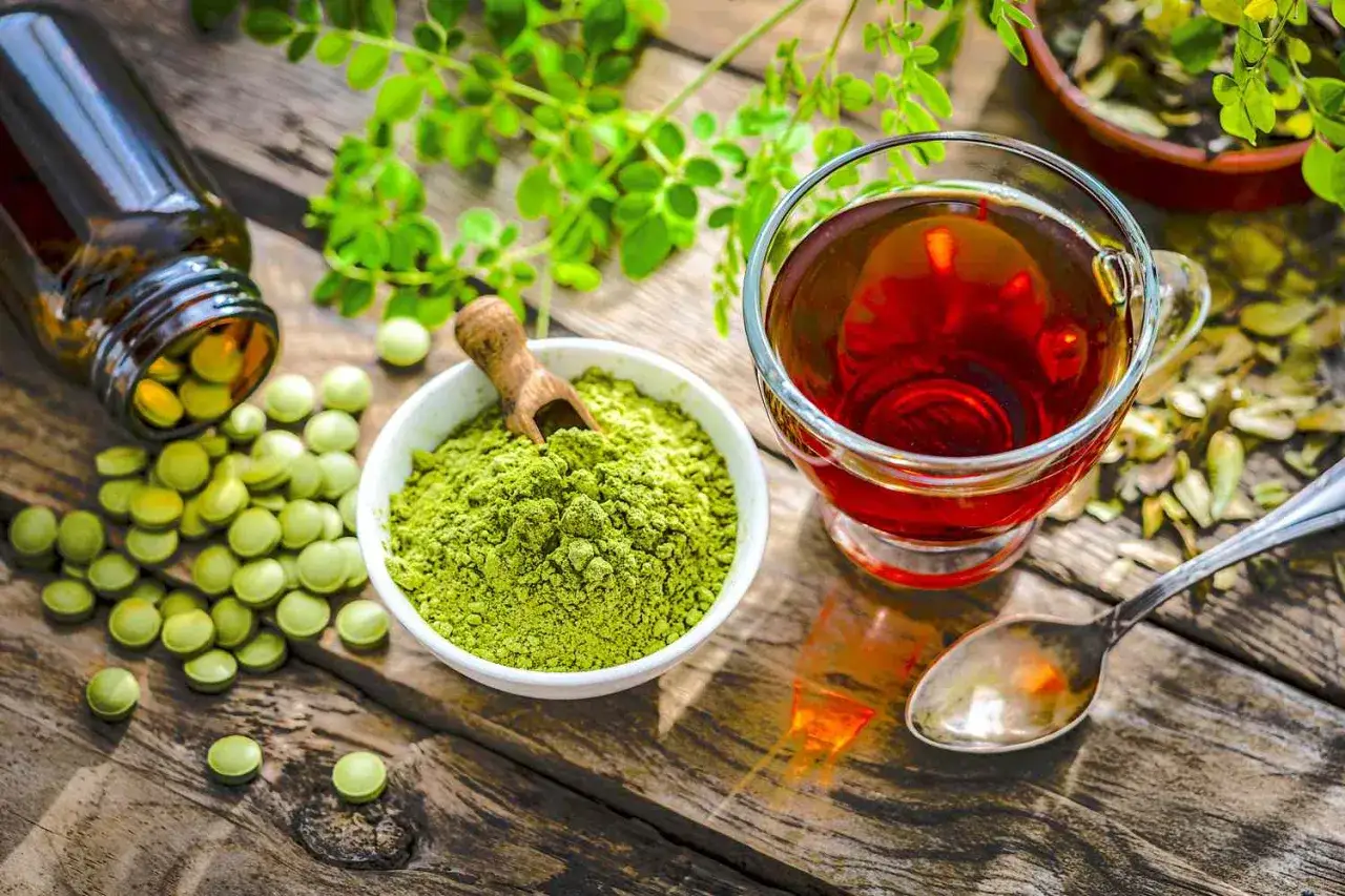 T&eacute; rojo, polvo verde y pastillas. Descubre para qu&eacute; sirve la l-teanina y sus beneficios para la relajaci&oacute;n y concentraci&oacute;n.