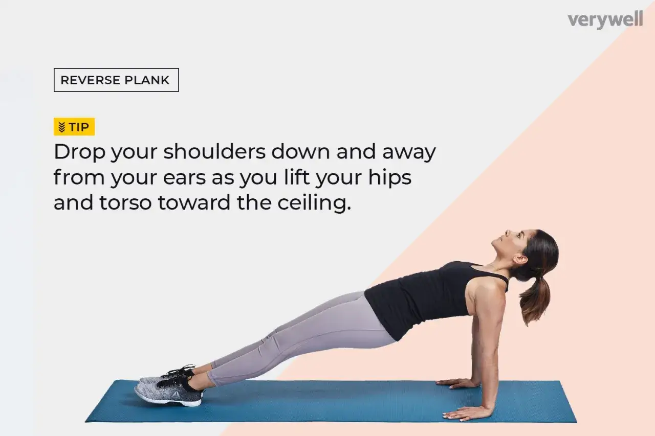 Mujer realizando plancha invertida, con el cuerpo recto y apoyado en manos y pies, elevando caderas.