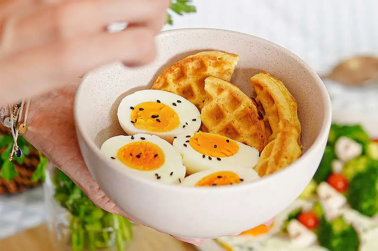 Un taz&oacute;n con huevo cocido, rico en prote&iacute;nas, y trozos de gofre.