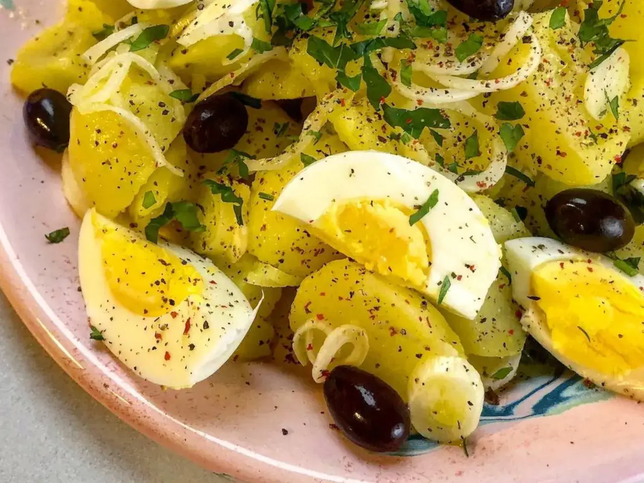 Ensalada de patata cocida, huevo duro y aceitunas negras. &iquest;Cu&aacute;nto engorda la patata cocida? &iexcl;Depende de c&oacute;mo la prepares!