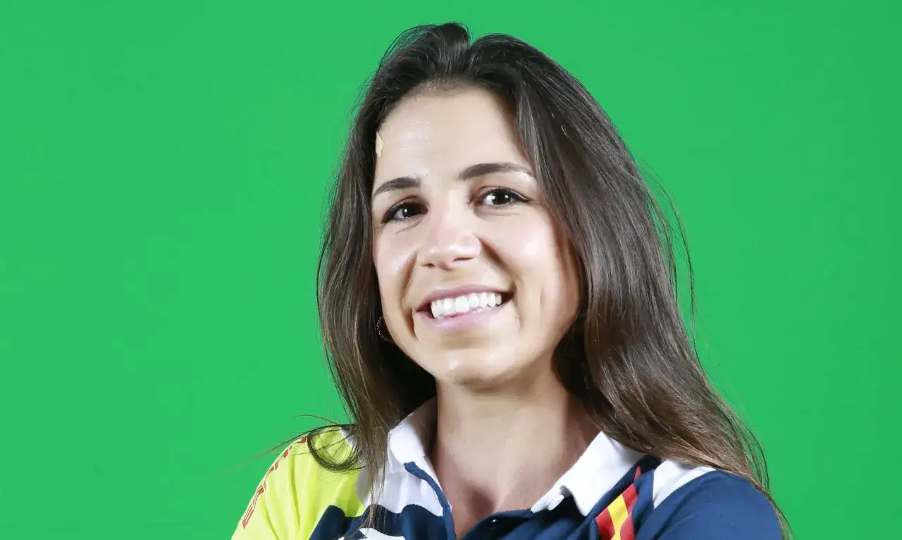 Maribel Pérez sonríe con una tirita en la frente, luciendo una camiseta deportiva con los colores de España.