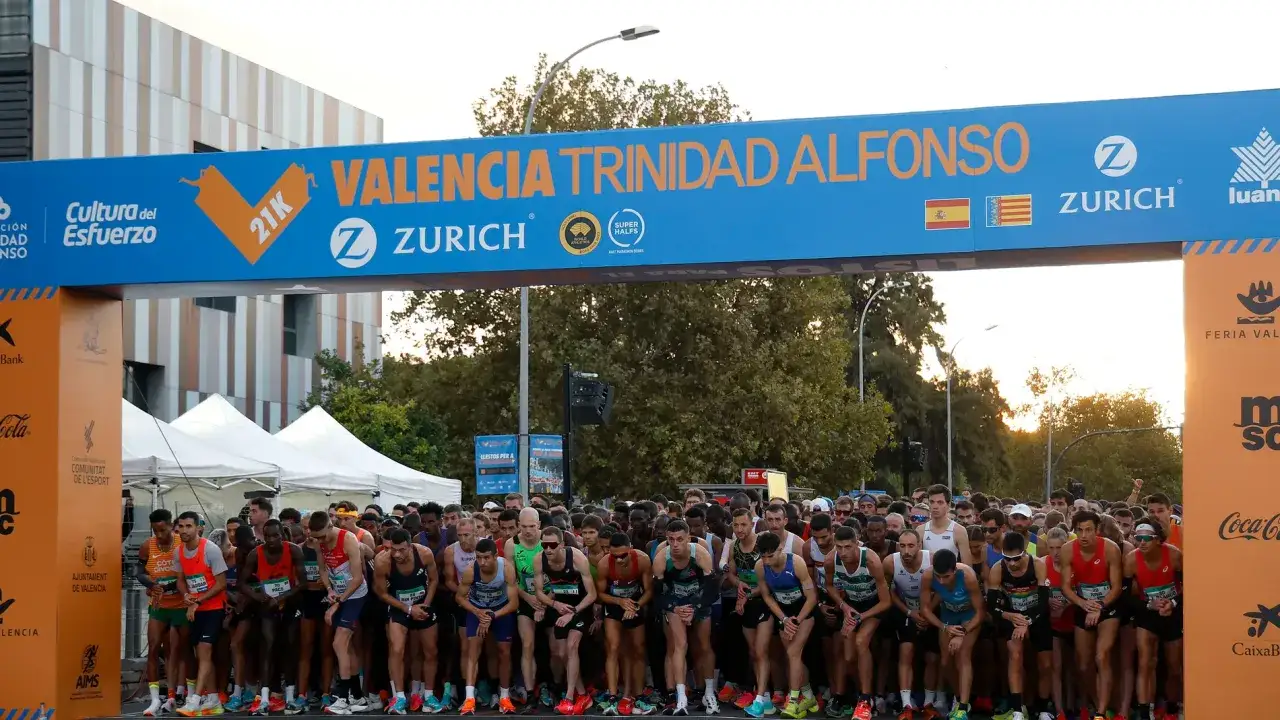 Corredores listos en la línea de salida de la Valencia Trinidad Alfonso, preparándose para la distancia media maratón.